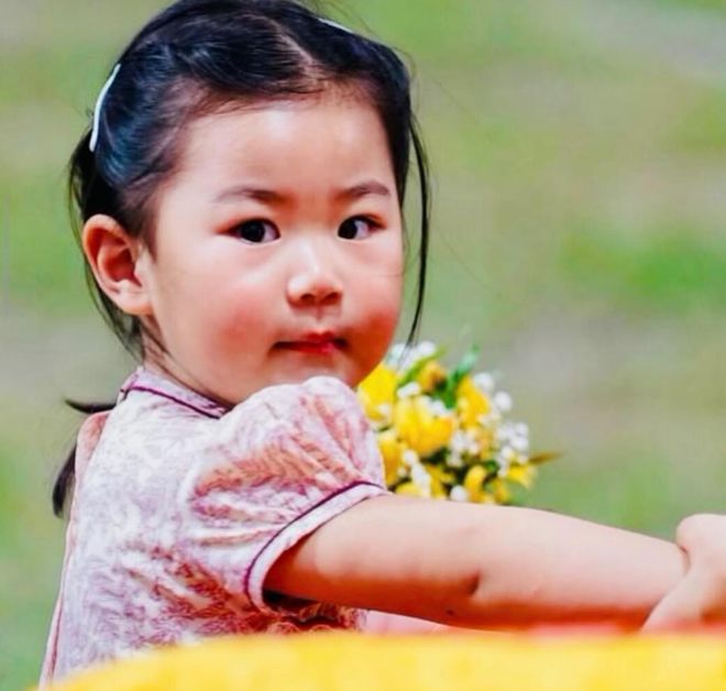 “投胎赢家”不丹小公主：独享父亲宠爱抢两个哥哥风头非常可爱